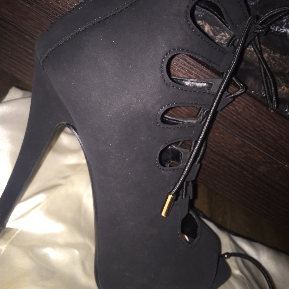 Black heels - Picture 2 of 2